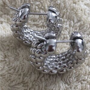 Chic Textured Fope white gold earrings